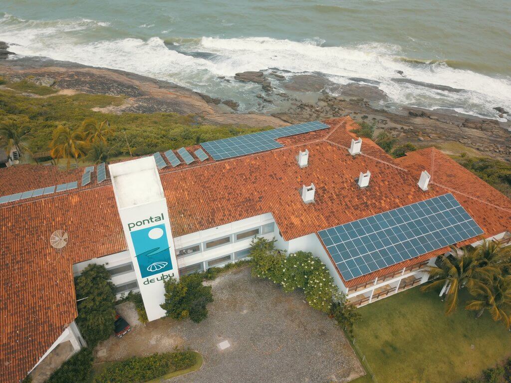 Vista do hotel pontal de ubu com energia solar