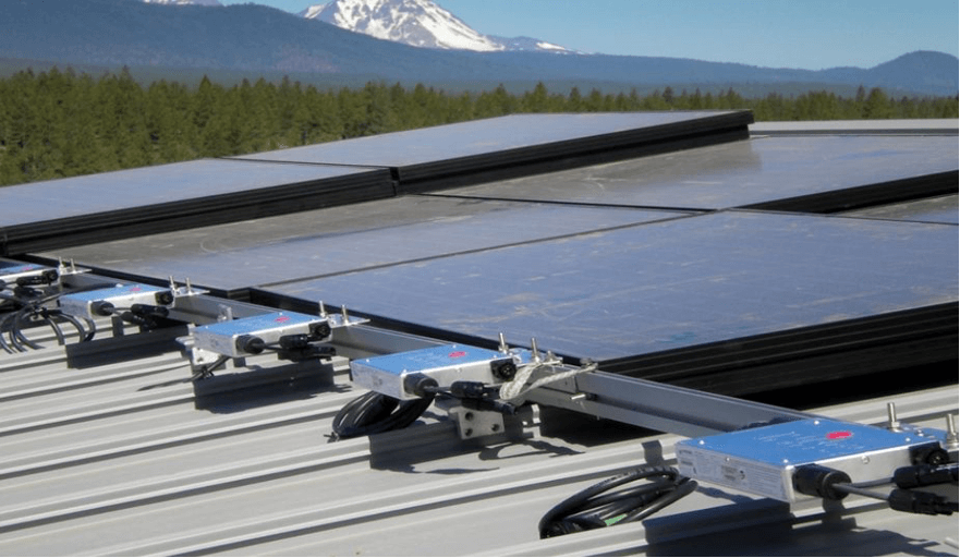 Micro inversores instalados em um telhado metálico